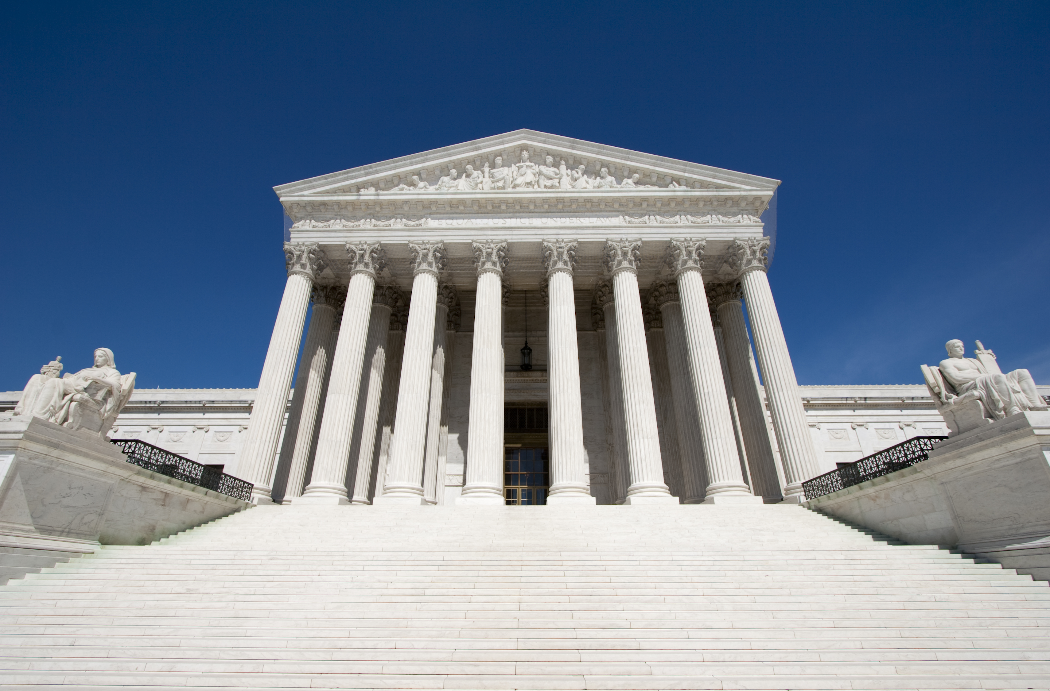 An image of the steps of the Supreme Court with the building in the background. 